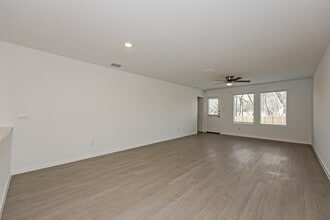 122 Willow Wy in Wilmer, TX - Foto de edificio - Building Photo