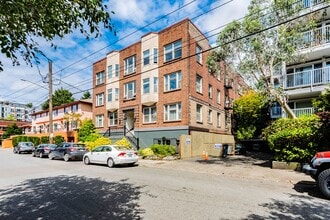 Carlyle Apartments in Seattle, WA - Building Photo - Building Photo