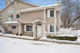 67 Bentley Ct in Bedminster, NJ - Building Photo