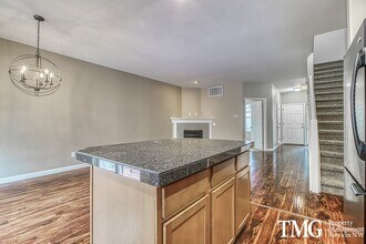 1414 NE Edgefield St in Hillsboro, OR - Foto de edificio - Building Photo