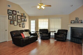 1002 Abbott Dr in Pearland, TX - Building Photo - Building Photo
