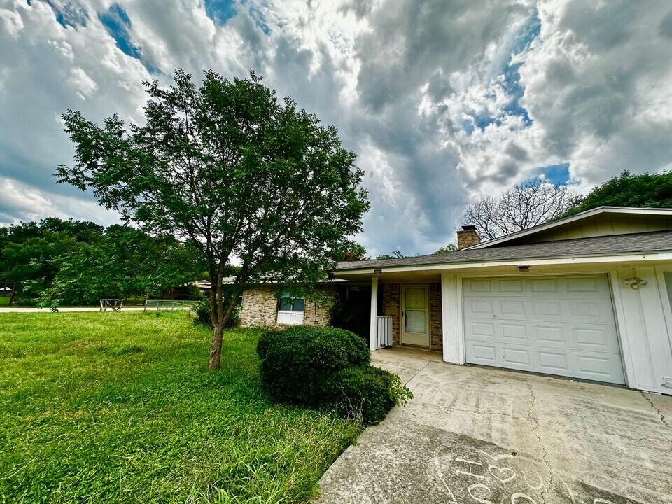 1448 Harper Rd in Kerrville, TX - Building Photo