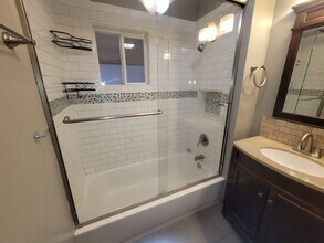1001 Lozier Ln in Medford, OR - Building Photo - Building Photo
