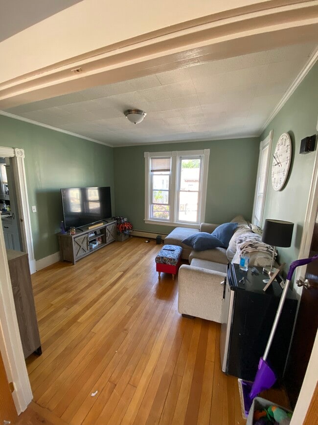 10 Burtt St, Unit 10 in Lowell, MA - Foto de edificio - Building Photo