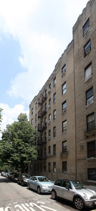 121 Bennett Avenue in New York, NY - Building Photo
