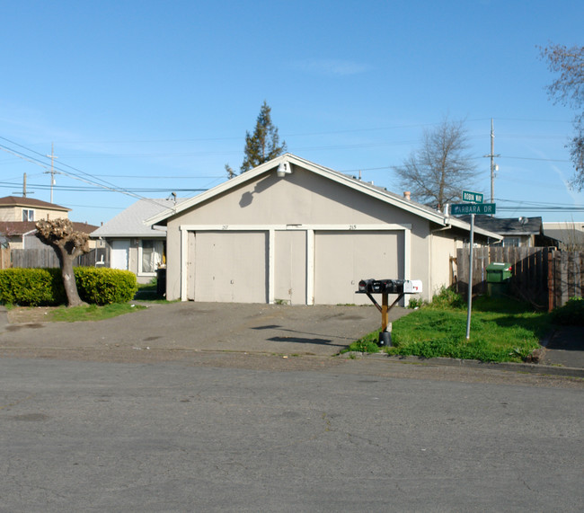 215-221 Barbara Dr in Santa Rosa, CA - Foto de edificio - Building Photo