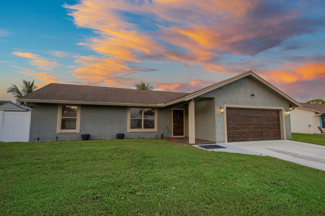 109 Madrid St in Royal Palm Beach, FL - Foto de edificio