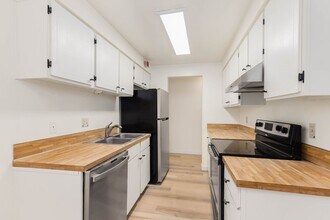 11004 NE 68th St in Kirkland, WA - Building Photo - Building Photo