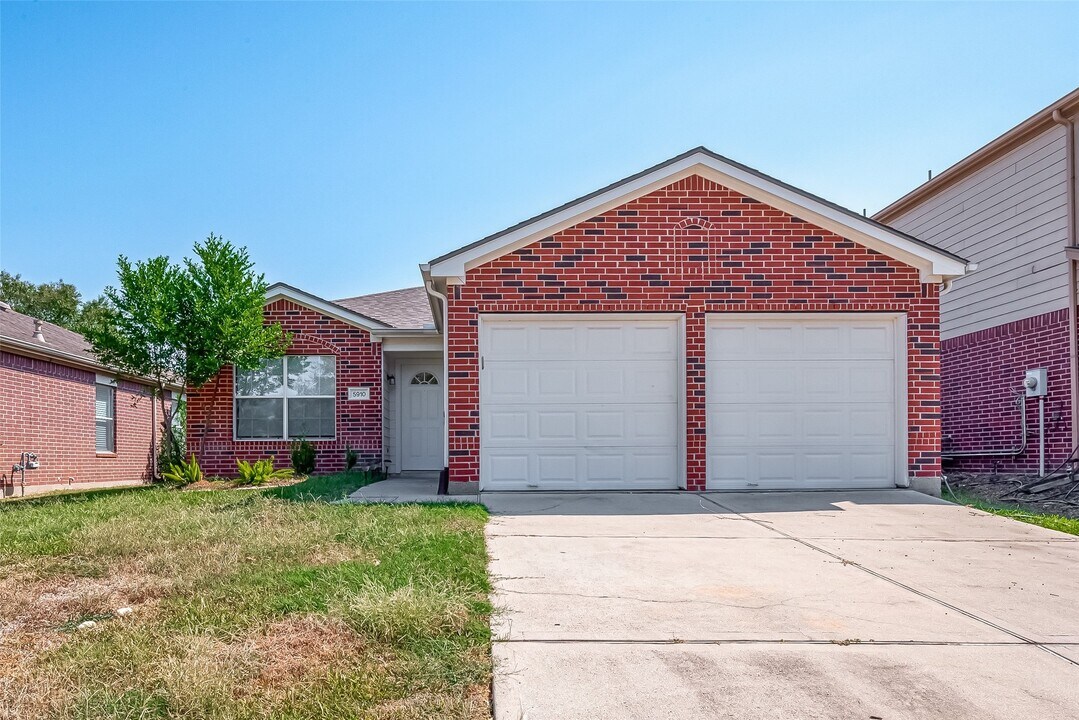 5910 Spring Sunrise Dr in Richmond, TX - Building Photo