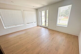 933 W Holly St in Fayetteville, AR - Building Photo - Building Photo