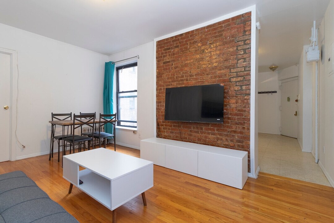 1815 2nd Ave in New York, NY - Building Photo