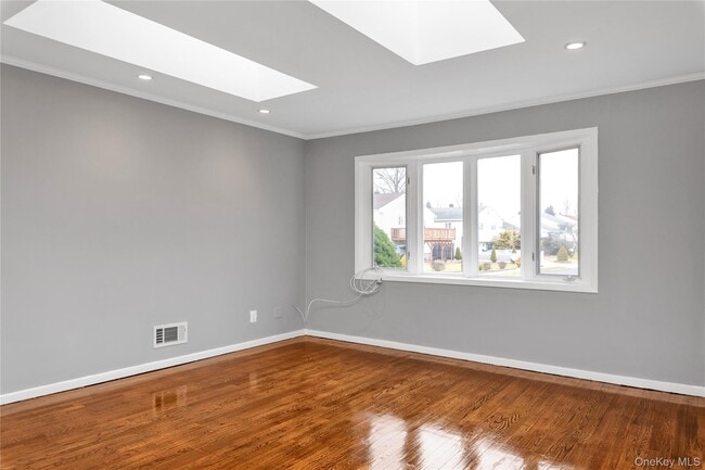 5 Glenbrook Rd in Hicksville, NY - Building Photo - Building Photo