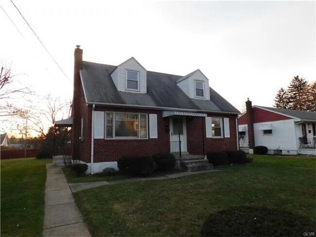 921 Cambridge Ave in Bethlehem, PA - Foto de edificio - Building Photo