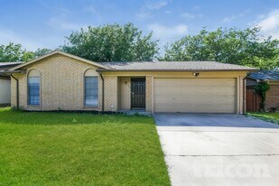729 Hallvale Dr in White Settlement, TX - Building Photo