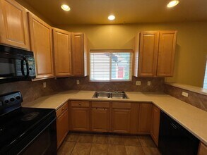 3 bed 3.5 Bath with Bonus Studio Suite Above Detached Garage! in Fort Collins, CO - Building Photo - Building Photo