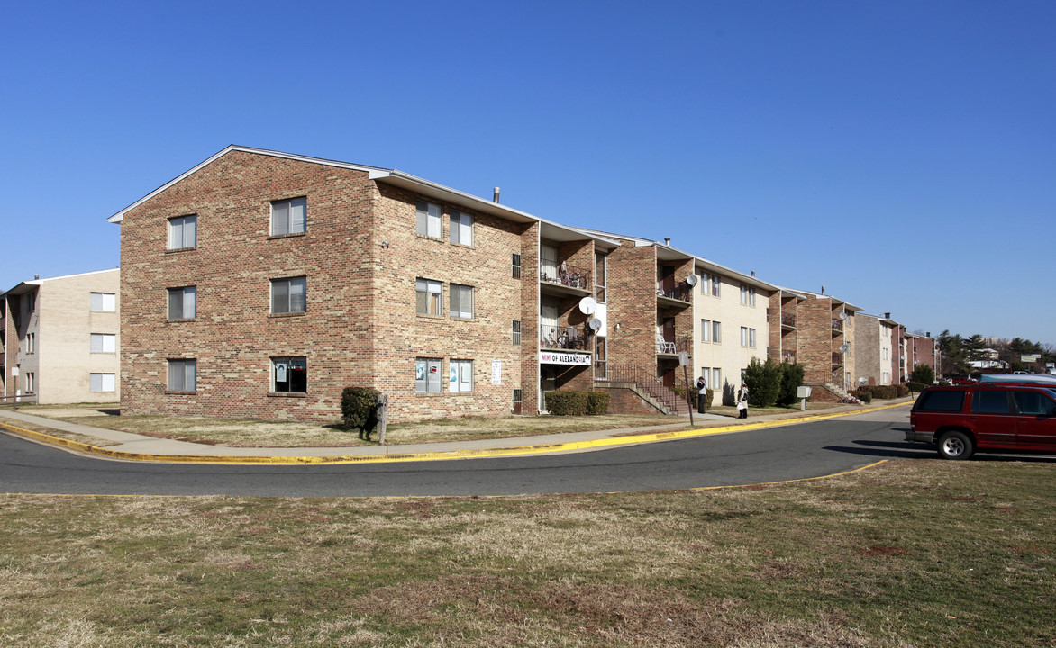 Woodlawn Garden Apartments in Alexandria, VA - Building Photo