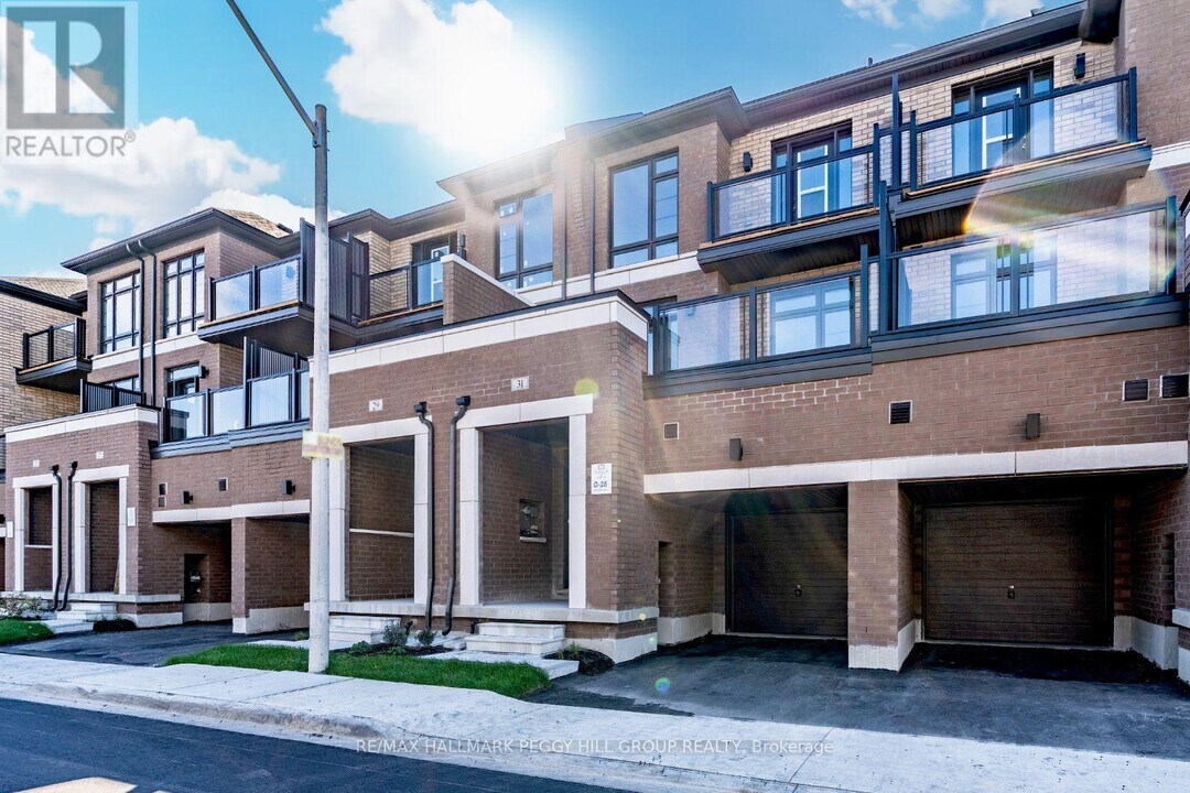 31 Bluebird Ln in Barrie, ON - Building Photo