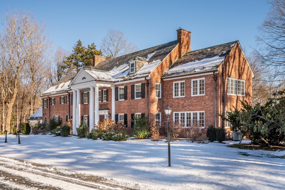 60 Sunset Farm Rd in West Hartford, CT - Building Photo