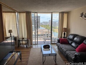 2415 Ala Wai Blvd in Honolulu, HI - Building Photo - Building Photo
