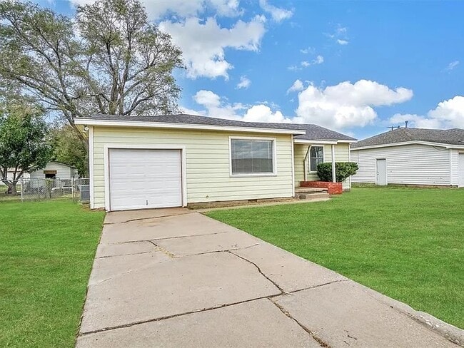 1109 E Chestnut St in Altus, OK - Building Photo - Building Photo