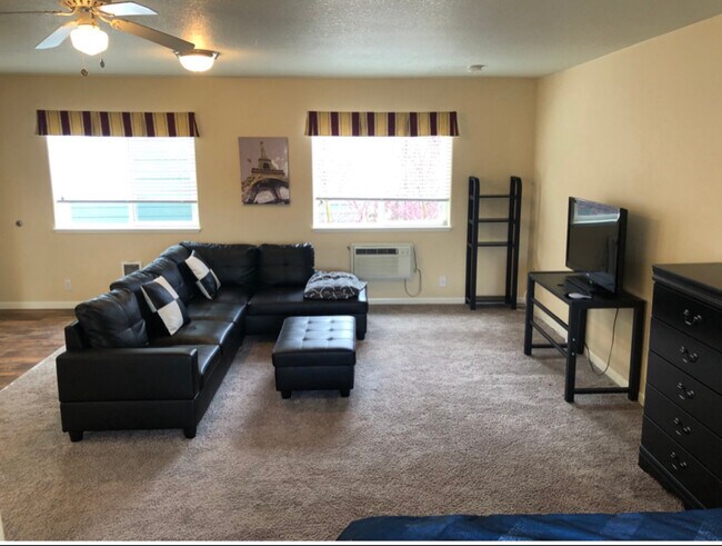 1 NE Park Ln in Fairview, OR - Foto de edificio - Building Photo