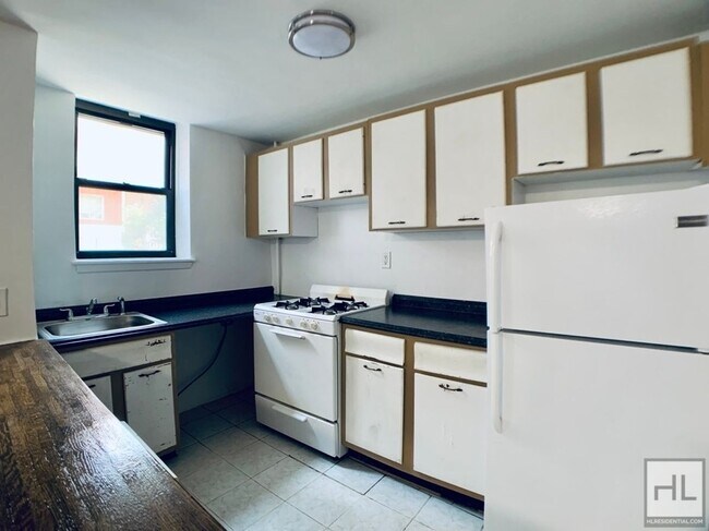 300 E 49th St in New York, NY - Building Photo - Building Photo
