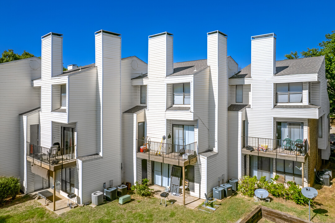 Meadow Green in Grand Prairie, TX - Building Photo