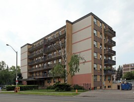 23 Thorncliffe Park Dr in Toronto, ON - Building Photo