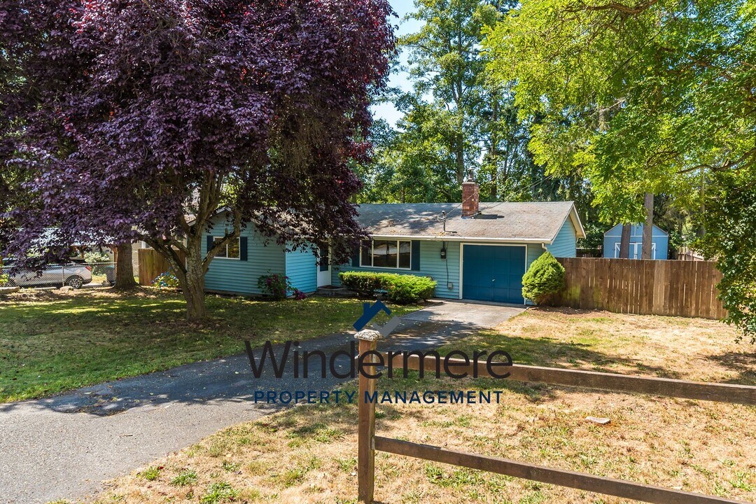 4323 N Rhododendron Dr in Oak Harbor, WA - Building Photo