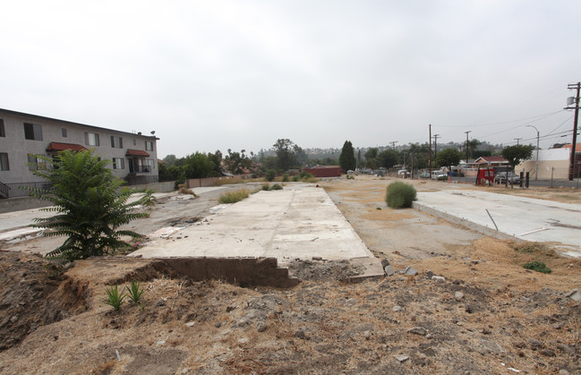 12415 San Fernando Rd in Sylmar, CA - Foto de edificio - Building Photo