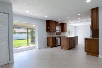 3554 NW 25th Terrace in Boca Raton, FL - Foto de edificio - Building Photo