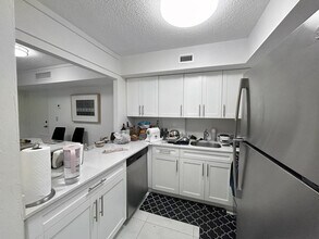 2715 Tigertail Ave, Unit 204 in Miami, FL - Building Photo - Building Photo