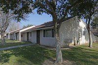 Heritage Village Apartments in Los Banos, CA - Foto de edificio - Building Photo