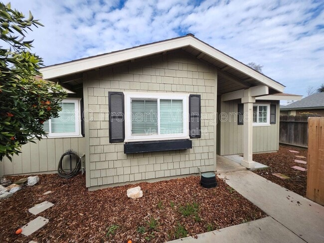 2546 W Victor Ct in Visalia, CA - Building Photo - Building Photo