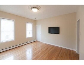 367 Maverick St-Unit -2 in Boston, MA - Foto de edificio - Building Photo