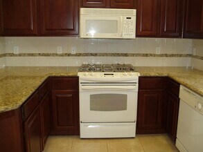 626 W Lisbon Ln in Clovis, CA - Building Photo - Building Photo