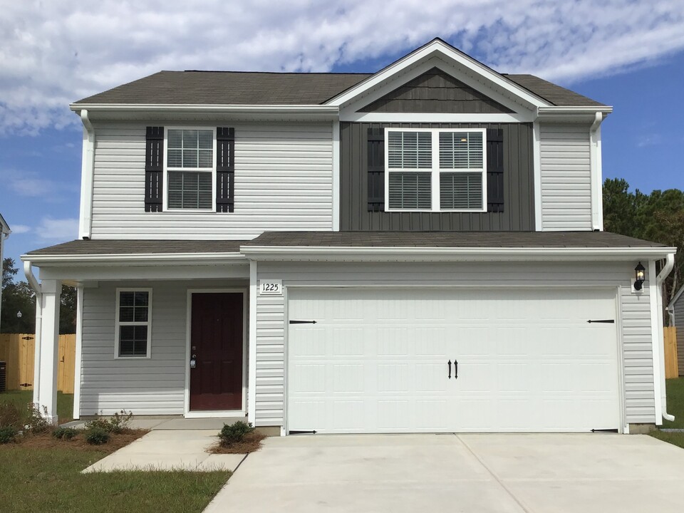 1225 Dogwood Neck Dr in Navassa, NC - Building Photo