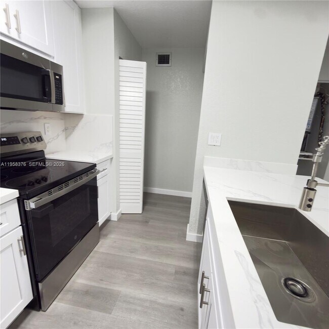 18206 Mediterranean Blvd in Hialeah, FL - Building Photo - Building Photo