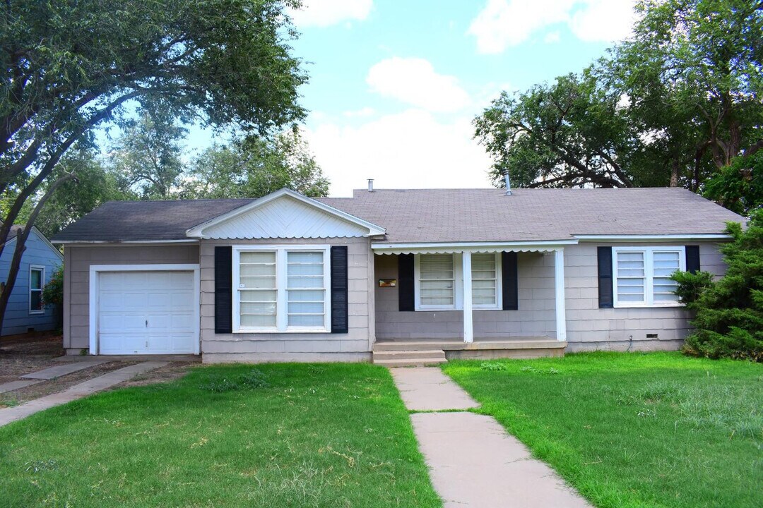 3210 31st St in Lubbock, TX - Building Photo