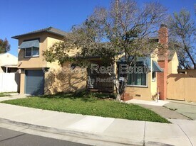 408 W 8th St in Pittsburg, CA - Building Photo