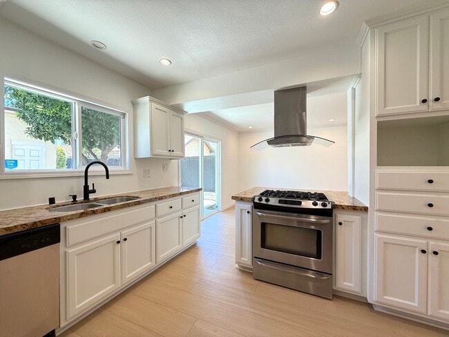 2630 S Longwood Ave in Los Angeles, CA - Building Photo - Building Photo