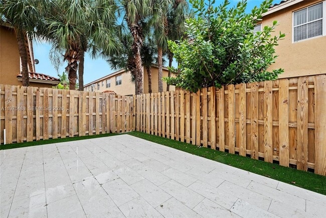 8511 NW 141st Terrace in Miami Lakes, FL - Foto de edificio - Building Photo