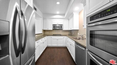 1050 S Holt Ave in Los Angeles, CA - Building Photo - Building Photo