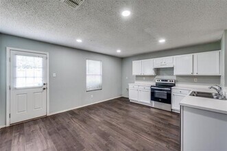 8405 Seven Oaks Ln in Denton, TX - Foto de edificio - Building Photo
