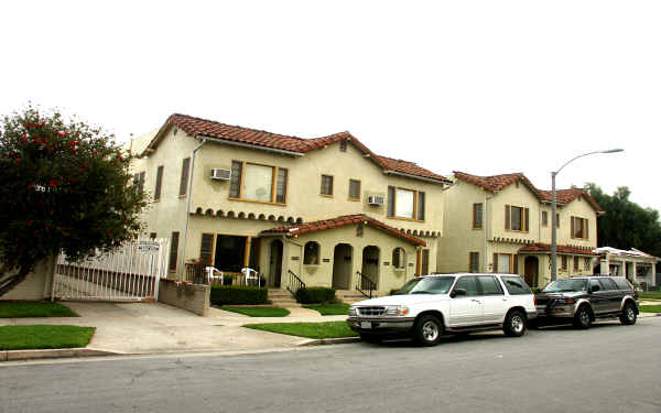 122 S Olive Ave in Alhambra, CA - Building Photo