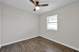 900 Holly Dr in Conroe, TX - Building Photo - Building Photo