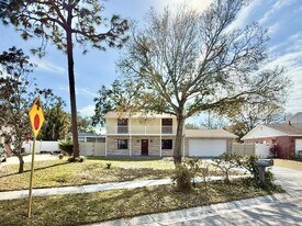 12472 Monarch Cir in Seminole, FL - Building Photo