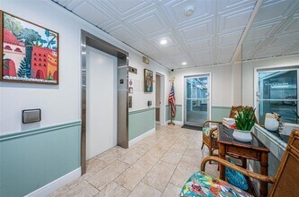 100 Bluff View Dr in Belleair Bluffs, FL - Foto de edificio - Building Photo