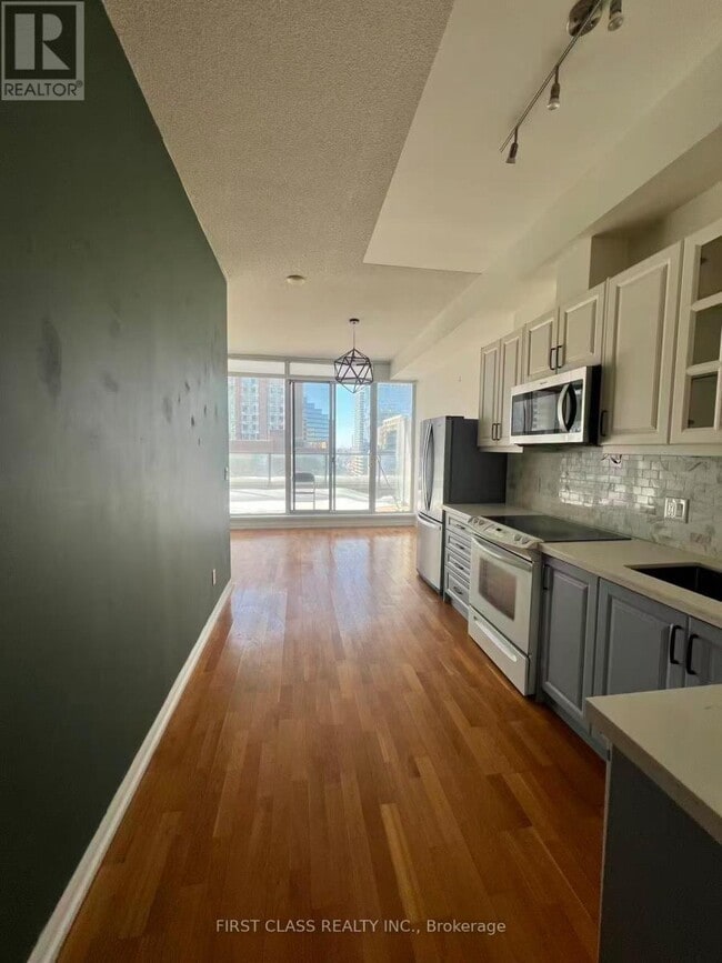 111 Elizabeth St in Toronto, ON - Building Photo - Building Photo