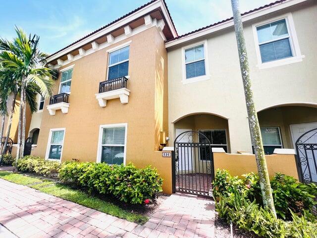 326 Lake Monterey Cir in Boynton Beach, FL - Foto de edificio